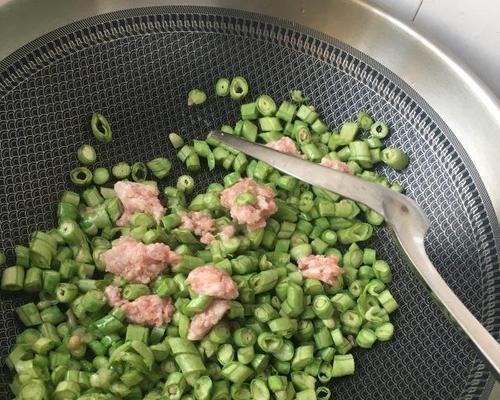 五花肉炒菜豆（用五花肉的香味炒出嫩绿的菜豆）-第3张图片-美味行家