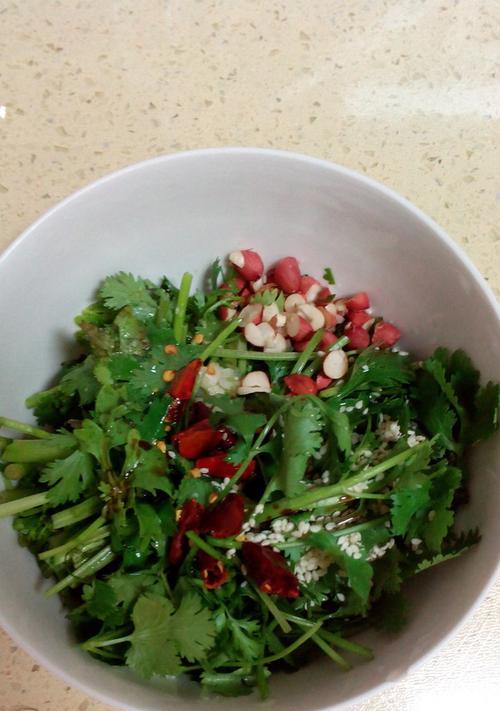 土豆丝拌香菜，清爽美味的家常小菜（简单易做、口感爽脆、营养丰富的土豆丝拌香菜）-第1张图片-美味行家