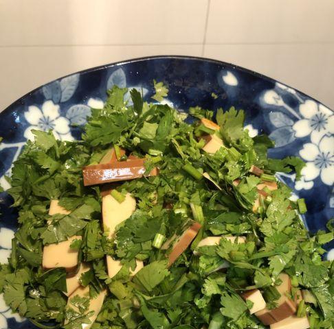 土豆丝拌香菜，清爽美味的家常小菜（简单易做、口感爽脆、营养丰富的土豆丝拌香菜）-第2张图片-美味行家