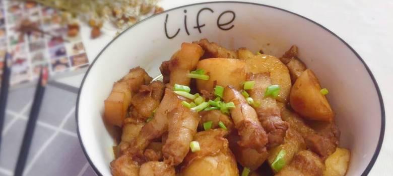 五花肉焖土豆的做法（美味健康的家常菜）-第1张图片-美味行家