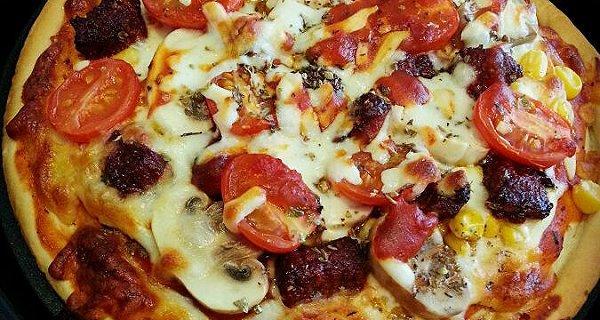 圣女果牛肉披萨的制作方法（一步步教你做出口感丰富的美味披萨）-第1张图片-美味行家