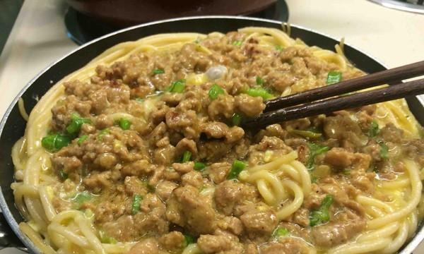 如何制作美味的西班牙意粉蛋饼（以西班牙美食为灵感，用简单的食材制作美味早餐）-第2张图片-美味行家