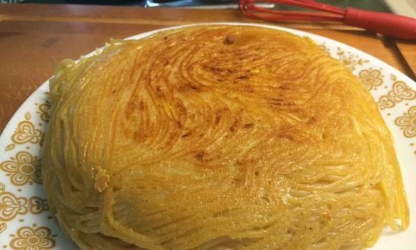 如何制作美味的西班牙意粉蛋饼（以西班牙美食为灵感，用简单的食材制作美味早餐）-第1张图片-美味行家