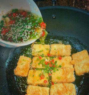香葱煎豆腐的做法（健康美味的家常菜，以豆腐为主料，香葱为点缀，简单易学）-第2张图片-美味行家