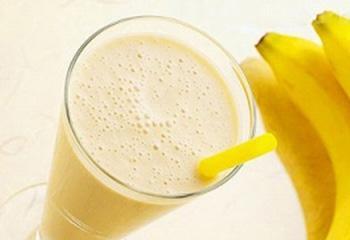 香蕉牛奶汁的制作方法（健康美味的饮品/香蕉与牛奶完美搭配/营养丰富的补品）-第3张图片-美味行家