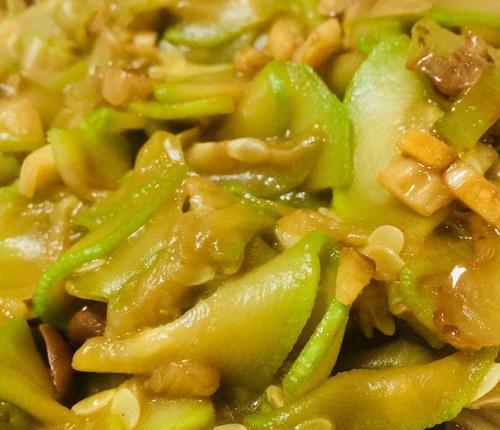 美味健康的蒜泥西葫芦料理（清爽口感，营养丰富，让你爱上素食）-第1张图片-美味行家