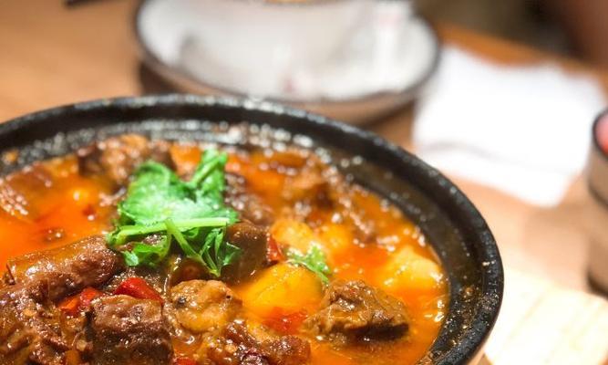 砂锅牛肉炖土豆，暖暖身心（温暖冬日的最佳选择，家常菜谱分享）-第1张图片-美味行家