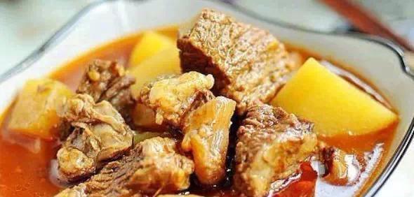 砂锅牛肉炖土豆，暖暖身心（温暖冬日的最佳选择，家常菜谱分享）-第3张图片-美味行家