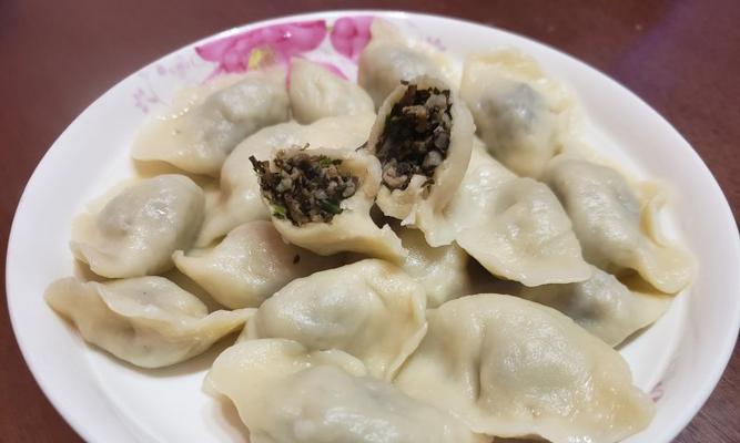 一兜肉饺子，传统美食的经典之作（如何制作美味可口的一兜肉饺子？制作过程详解）-第1张图片-美味行家
