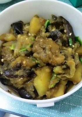 土豆茄子的美味做法（轻松学会土豆茄子的多种做法，让你爱上它的美味）-第1张图片-美味行家