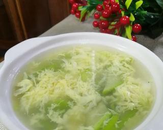 丝瓜紫菜香菇蛋汤，清爽美味又健康！（美食家分享，健康生活从一碗汤开始）-第2张图片-美味行家