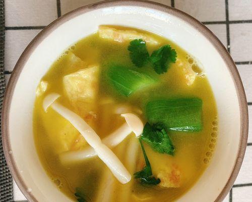 丝瓜紫菜香菇蛋汤，清爽美味又健康！（美食家分享，健康生活从一碗汤开始）-第3张图片-美味行家