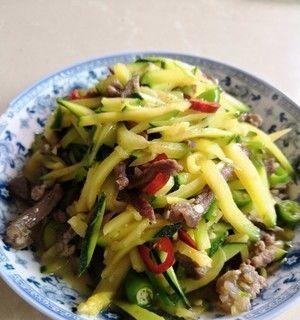 小南瓜炒肉丝，清香可口（用秋日的味道带给你暖心的味蕾享受）-第1张图片-美味行家
