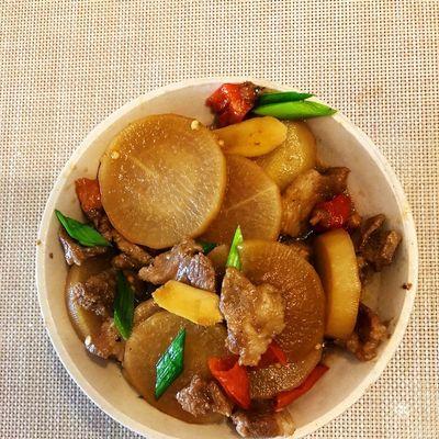五花肉炖白萝卜，美味营养的家常菜（做法详解，口感绵软汁香，）-第1张图片-美味行家
