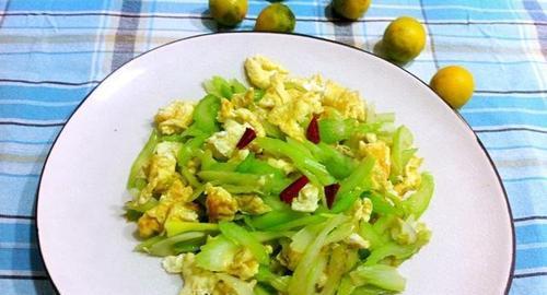 双菇炒鸡蛋——美味又营养的家常菜（以鲜香菇和木耳为主材料，让你快速做出一道美味可口的家常菜）-第2张图片-美味行家
