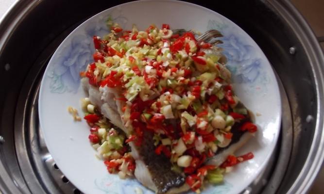 泰式柠檬蒸鱼，酸辣清香惹味（简单易学的泰式柠檬蒸鱼做法，健康美味的家常菜肴）-第3张图片-美味行家