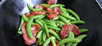 甜豆炒腊肠，味蕾的一场盛宴（从选材到入口，一道美味佳肴的制作全过程）-第3张图片-美味行家