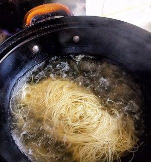 学习如何制作天津素捞面（传承天津美食文化，品尝地道素捞面）-第2张图片-美味行家