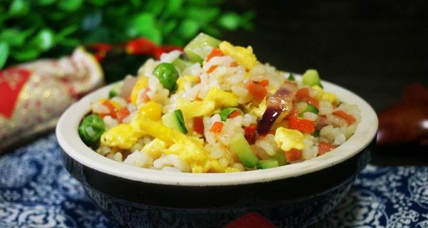 学会做出美味的以什锦炒杂米饭（用新鲜食材做出一份营养丰富的主食）-第2张图片-美味行家