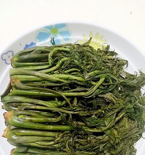 以香椿小咸菜为主角的美食之旅（探寻香椿小咸菜的独特魅力）-第2张图片-美味行家