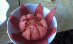 丰富生活，以西红柿皮花朵为主角（用废物变成美食的秘密，西红柿皮花朵）-第2张图片-美味行家