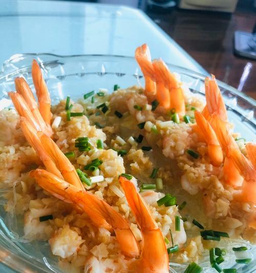 一口咬下的鲜香，蒜爆大虾的制作（家常菜谱，让你在家也能吃上大酒楼的美味）-第3张图片-美味行家