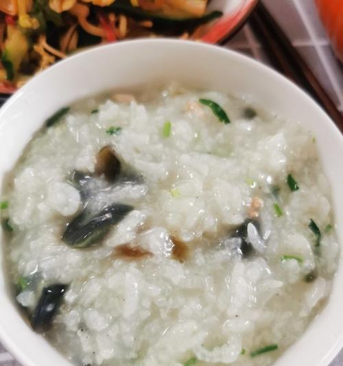 健康饮食（美味又营养的瘦肉茄子粥，轻松做出健康早餐！）-第1张图片-美味行家