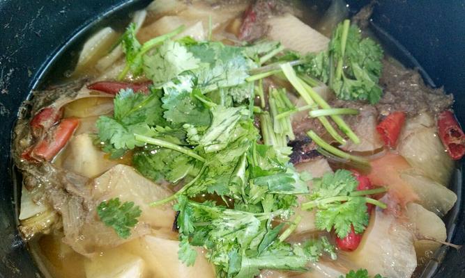 用砂锅制作营养丰富的牛肉白萝卜炖菜（健康又美味的家常菜肴，融合多种口感和营养元素）-第2张图片-美味行家