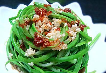 酸辣蒜薹拌菜，咸鲜开胃好滋味（教你如何制作美味营养的酸辣蒜薹拌菜）-第2张图片-美味行家
