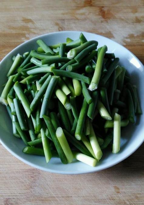 酸辣蒜薹拌菜，咸鲜开胃好滋味（教你如何制作美味营养的酸辣蒜薹拌菜）-第3张图片-美味行家
