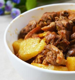 土豆烧鸭做法大全（香嫩可口的家常美味，学会这个做法不愁吃饱不好吃）-第1张图片-美味行家