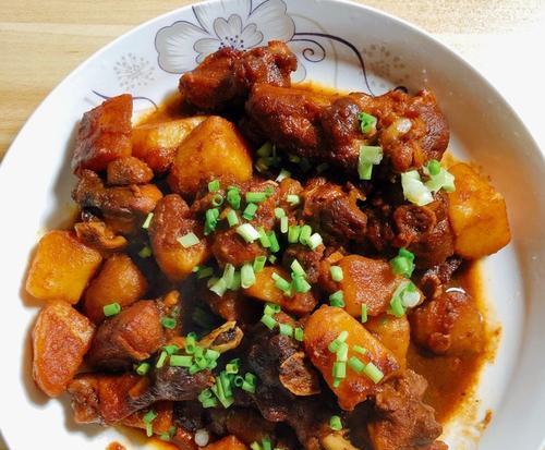 土豆烧鸭做法大全（香嫩可口的家常美味，学会这个做法不愁吃饱不好吃）-第2张图片-美味行家