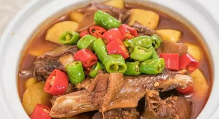 土豆烧鸭做法大全（香嫩可口的家常美味，学会这个做法不愁吃饱不好吃）-第3张图片-美味行家