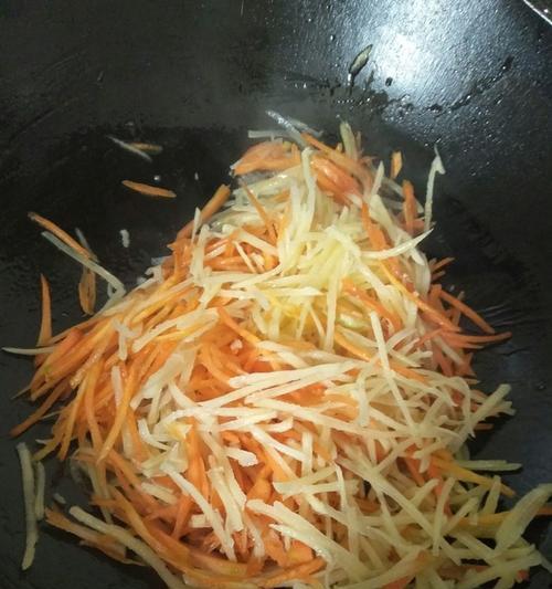 香葱土豆胡萝卜丁的做法（学会做这道菜，让你轻松驾驭家常菜）-第2张图片-美味行家