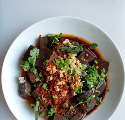 羊血炒蒜苗，营养美味（重庆美食，美味又健康）-第2张图片-美味行家