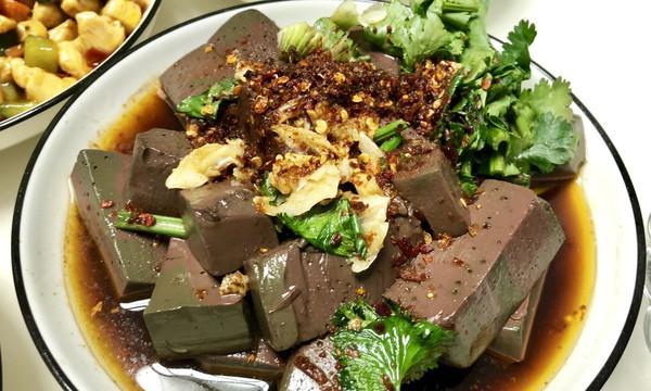 羊血炒蒜苗，营养美味（重庆美食，美味又健康）-第3张图片-美味行家