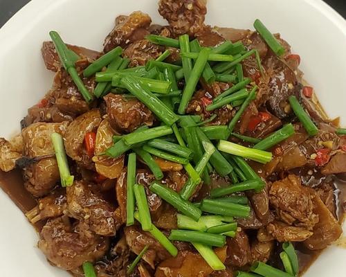 《以笋鸭为主打菜的烹饪秘笈》（以笋鸭的鲜美滋味，轻松掌握多种家常做法）-第1张图片-美味行家