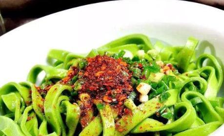 手工擀面技巧详解（以蔬菜为主的美味健康）-第2张图片-美味行家