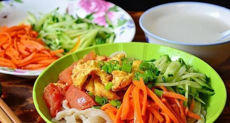 手工擀面技巧详解（以蔬菜为主的美味健康）-第1张图片-美味行家