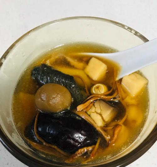 美味健康的乌鸡火腿花胶汤（家常做法，营养丰富的养生汤）-第1张图片-美味行家