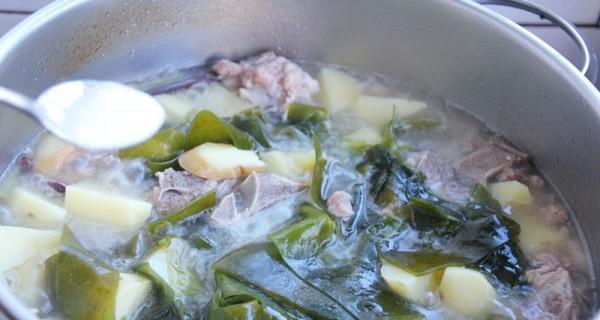 营养美味的土豆海带汤（教你如何制作一道家常暖身汤）-第3张图片-美味行家
