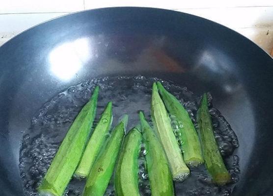 口感鲜美的蒜蓉秋葵粉丝（美味的秋葵粉丝做法，让你回味无穷）-第3张图片-美味行家