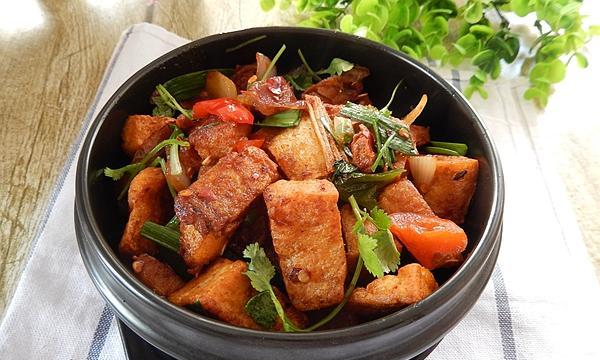 美味健康的鱼腩焖豆腐做法（用优质鱼腩和新鲜豆腐，打造口感鲜美、营养丰富的一道美食）-第1张图片-美味行家