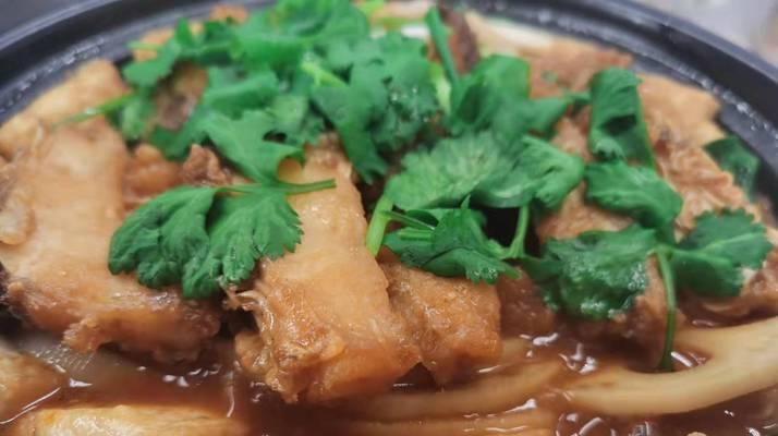 美味健康的鱼腩焖豆腐做法（用优质鱼腩和新鲜豆腐，打造口感鲜美、营养丰富的一道美食）-第3张图片-美味行家