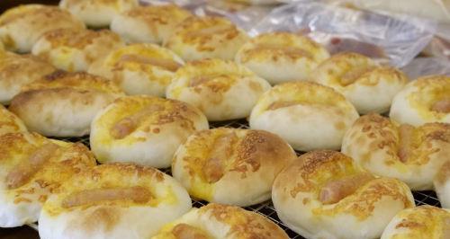 如何制作美味的柿子面包（教你制作松软口感的柿子面包，让你的生活更加美味）-第3张图片-美味行家