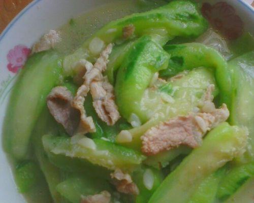 丝瓜炒猪肉的做法（健康美味，家庭必备）-第1张图片-美味行家