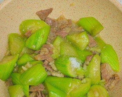 丝瓜炒猪肉的做法（健康美味，家庭必备）-第3张图片-美味行家