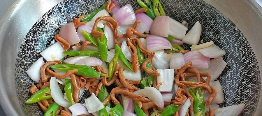蒜苗炒鸭肠（一道美味下饭菜，口感鲜香爽口）-第2张图片-美味行家