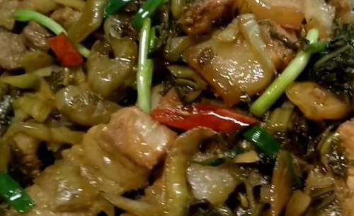 酸菜炒五花肉，美味又营养（教你如何制作酸菜炒五花肉，口感更佳，营养更全面）-第1张图片-美味行家