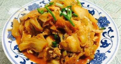 酸菜炒五花肉，美味又营养（教你如何制作酸菜炒五花肉，口感更佳，营养更全面）-第2张图片-美味行家